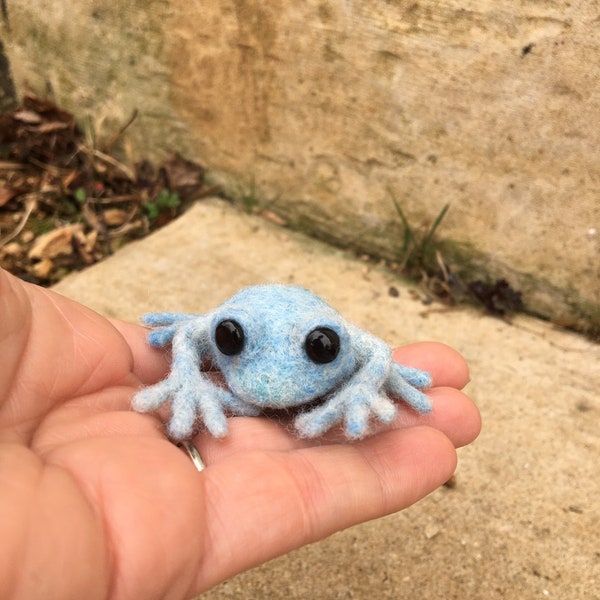 Petite grenouille bleue feutrée à l'aiguille