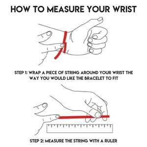 Pu&ograve; includere: Diagramma che illustra come misurare il polso per un braccialetto. L'immagine mostra due passaggi: avvolgere un filo attorno al polso e misurare il filo con un righello. Il testo in alto recita "HOW TO MEASURE YOUR WRIST".