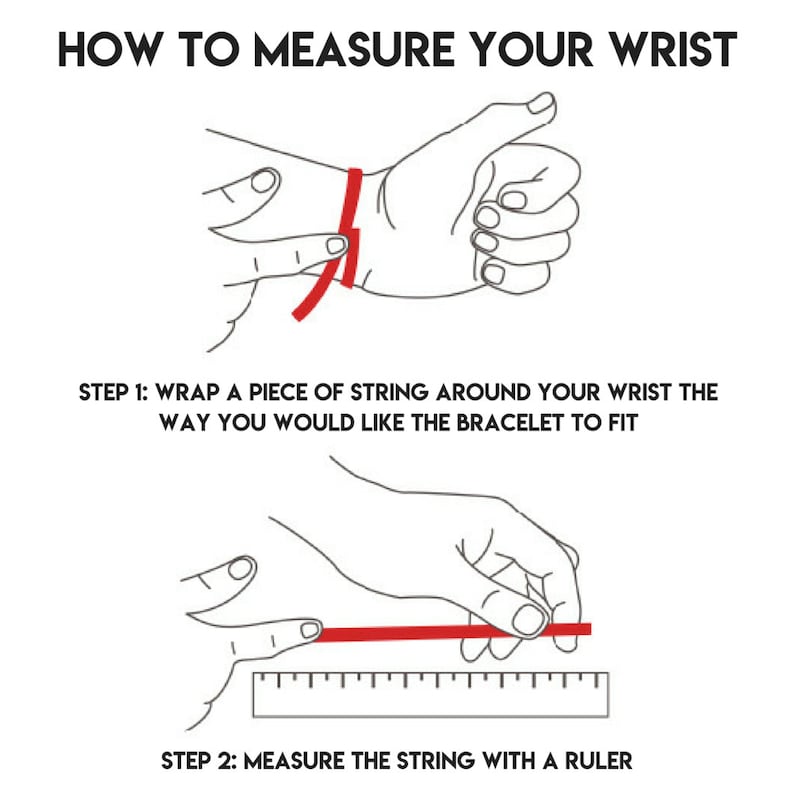 Pu&ograve; includere: Diagramma che illustra come misurare il polso per un braccialetto. L'immagine mostra due passaggi: avvolgere un filo attorno al polso e misurare il filo con un righello. Il testo in alto recita "HOW TO MEASURE YOUR WRIST".