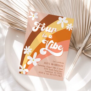 Four Is A Vibe Geburtstagseinladung, Groovy Retro, 4.Geburtstag, Hippie 70er Jahre, Regenbogen, Boho, Beige Neutral, Gänseblümchen, Boho Blumengeburtstag, Mädchen