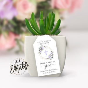 以下が含まれることがあります： 白いセラミック製の鉢に多肉植物が入っています。鉢には、紫色の花柄と金色のアクセントがついた白いタグが付いています。タグには、「Faith plants the seed, Love makes it grow, Olivia's First Communion, August 21, 2020」と書いてあります。