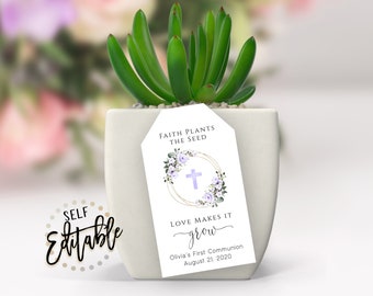 Puede incluir: Una maceta de cerámica blanca con una planta suculenta. Una etiqueta blanca con un diseño floral morado y detalles dorados está unida a la maceta. La etiqueta dice "Faith plants the seed, Love makes it grow, Olivia's First Communion, August 21, 2020".