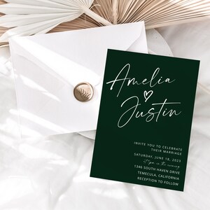 Puede incluir: Una invitaci&oacute;n de boda verde oscuro con texto blanco. La invitaci&oacute;n dice "Amelia & Justin" con un s&iacute;mbolo de coraz&oacute;n entre los nombres. La invitaci&oacute;n tambi&eacute;n incluye la fecha, la hora y el lugar de la boda.