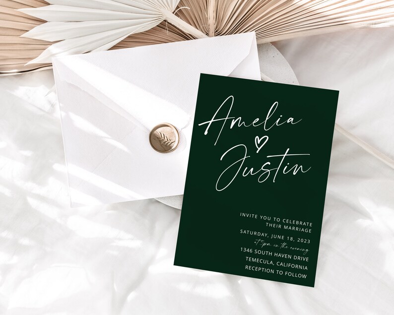 Puede incluir: Una invitaci&oacute;n de boda verde oscuro con texto blanco. La invitaci&oacute;n dice "Amelia & Justin" con un s&iacute;mbolo de coraz&oacute;n entre los nombres. La invitaci&oacute;n tambi&eacute;n incluye la fecha, la hora y el lugar de la boda.