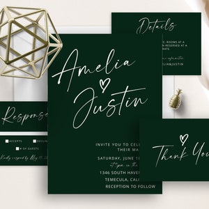 Puede incluir: Conjunto de invitaciones de boda verde con texto en caligraf&iacute;a blanca. La tarjeta de invitaci&oacute;n principal presenta los nombres "Amelia & Justin" con un peque&ntilde;o s&iacute;mbolo de coraz&oacute;n. La tarjeta RSVP tiene una secci&oacute;n para aceptar o rechazar la invitaci&oacute;n y un espacio para el n&uacute;mero de invitados. La tarjeta de detalles incluye informaci&oacute;n sobre las habitaciones de hotel y un contacto para m&aacute;s informaci&oacute;n. La tarjeta de agradecimiento tiene un simple s&iacute;mbolo de coraz&oacute;n y el texto "Gracias".