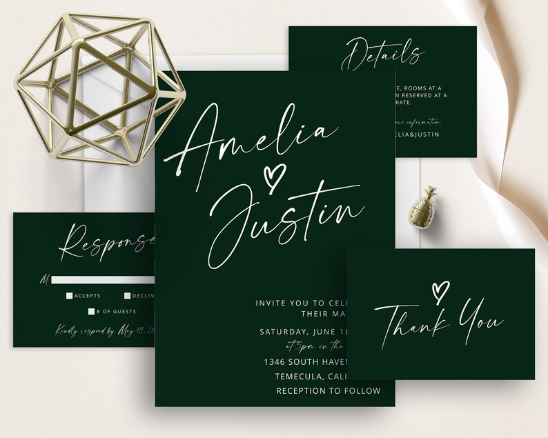 Puede incluir: Conjunto de invitaciones de boda verde con texto en caligraf&iacute;a blanca. La tarjeta de invitaci&oacute;n principal presenta los nombres "Amelia & Justin" con un peque&ntilde;o s&iacute;mbolo de coraz&oacute;n. La tarjeta RSVP tiene una secci&oacute;n para aceptar o rechazar la invitaci&oacute;n y un espacio para el n&uacute;mero de invitados. La tarjeta de detalles incluye informaci&oacute;n sobre las habitaciones de hotel y un contacto para m&aacute;s informaci&oacute;n. La tarjeta de agradecimiento tiene un simple s&iacute;mbolo de coraz&oacute;n y el texto "Gracias".