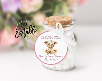 Puede incluir: Una etiqueta redonda de agradecimiento rosa y blanca con una ilustración de acuarela de una vaca de las Tierras Altas con flores. El texto de la etiqueta dice "Gracias Allison's Baby Shower 10 de mayo de 2022".