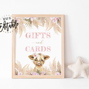 Boho Highland Cow Gifts & Cards Sign, Becerro Bebé, Hierba Pampas, Floral Rosa, Corral, Signo de Mesa de Regalo, Niña, Vaca Bebé, Tonos Tierra, Boho