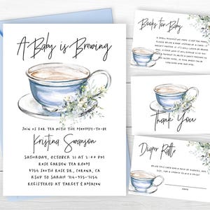 Invitación con flores azules que dice &quot;Se está gestando un bebé&quot;, fiesta del té, café, vegetación azul polvorienta, algo dulce se está gestando, juego de baby shower, hora del té