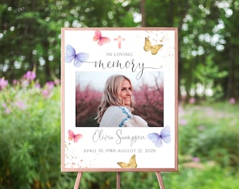 Signo de bienvenida al funeral de mariposas, cartel de celebración de la vida, mariposas de oro rosa púrpura, plantilla conmemorativa, tablero de fotos, en memoria amorosa