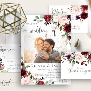 Può includere: Suite di inviti di nozze con un design floreale in tonalità bordeaux, rosa e bianco. L'invito presenta una foto della coppia e il testo "Join us for the wedding of Olivia & Jason". La carta RSVP include il testo "Response" e la carta di ringraziamento presenta il testo "thank you".