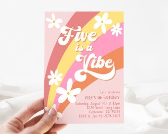 Vijf Is A Vibe verjaardag uitnodigen, Groovy verjaardagsuitnodiging, 5e verjaardag, Hippie 70s Retro, Regenboog, Madeliefjes, Kleurrijke Heldere Perzik Roze