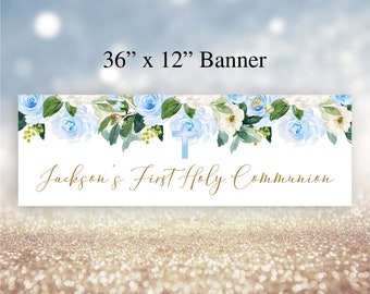 Pode incluir: Uma faixa branca com desenhos florais azuis e brancos e uma cruz dourada. A faixa diz "Jackson's First Holy Communion" e mede 91,44 cm por 30,48 cm.