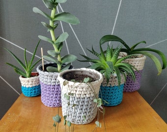 Couverture au crochet de pot de plante faite avec le fil recyclé