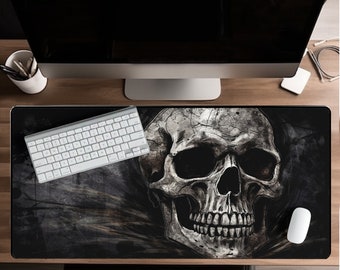 Könnte beinhalten: Schwarze Gaming-Mausmatte mit einem schwarz-weißen Totenkopf-Motiv. Der Totenkopf ist detailliert mit einer strukturierten Oberfläche und hat einen dunklen Hintergrund.