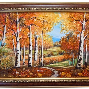 Puede incluir: Una obra de arte paisajística enmarcada que representa una escena de bosque otoñal con abedules de corteza blanca, follaje naranja y amarillo vibrante, y un sendero sinuoso. La composición está texturizada con piedras ámbar en un marco marrón.