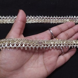 Por jarda guarnição de cor prateada indiana, guarnição de franja prateada, guarnição de sari prateado, guarnição de borda de vieiras, guarnição de casamento de cor prateada, guarnição de atacado.