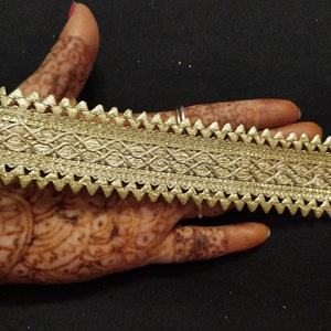 Op maat gesneden Indiaas metallic beige goudkleur geweven werk franjeontwerp lintafwerking gebruikt in verschillende ontwerpen in meerdere artefacten.