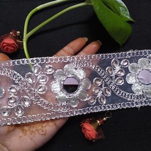 par mètre Garniture en filet de couleur argent métallique indien, garniture de sari à motif de broderie de sequins floraux, ruban de costume, ruban de voile, garniture de robe.