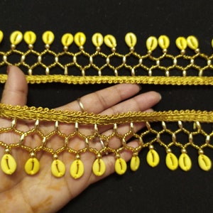 Op maat gesneden Indiase metallic goud- en crèmekleurige plastic schelpversiering, Indiase Sari-versiering, schelp kralen kwastjesversiering, Indiase versieringen, Indiase veters.