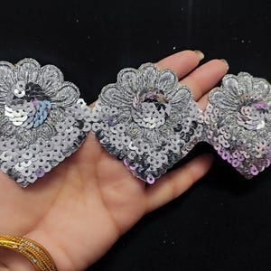 Op maat gesneden Indiase metallic zilverkleurige afwerking, zilveren paillettenversiering, groothandelversiering, zilveren sari-versiering, zilveren stoffen rand, appliquéversiering.