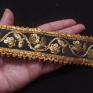 op maat gesneden Indiase metallic goud en grijze kleur pailletten fluweel lintontwerp kanten rand gebruikt in verschillende ontwerpen in meerdere artefacten.