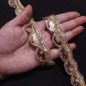 op maat gesneden Indian Metallic Gold Color Net Fabric Floral Sequin Fringe Design Ribbon Trim Gebruikt in verschillende ontwerpen in meerdere artefacten.