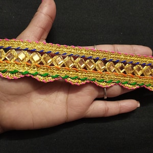 Garniture indienne de dentelle de ruban de conception de franges de pétoncles perlées multicolores par mètre utilisée dans différentes conceptions dans plusieurs artefacts