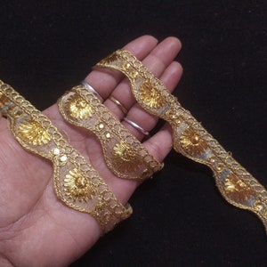 Por jardas Tecido de rede de cor dourada indiana bordado com franjas com design de enfeite de fita, borda Dupatta, fita Saree bordada.