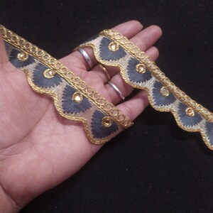 Op maat gesneden Indiase grijze en gouden kleur trim, grijze Sari trim, grijze stof trim, bruiloft Sari trim, geborduurde Sari trim, groothandel trim grens