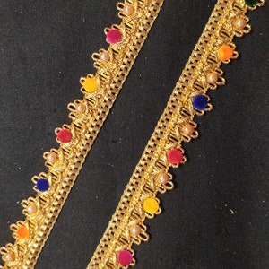 par mètre, bordures indiennes dorées métalliques, bordures multicolores, bordures rouge bleu jaune, bordures sari dorées, bordures de couture, bordures pour travaux manuels, bordures à franges dorées.