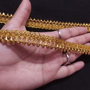 Op maat gesneden Indiase metallic gouden kleurversiering, gouden sari-versiering, goud geweven rand, naaigaren, handgemaakte snijwerkversiering, gouden franjerand, gouden rand.