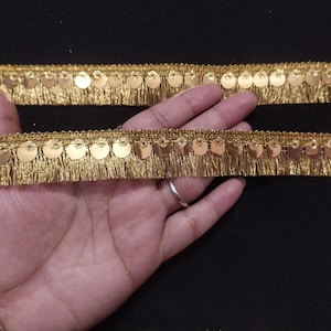 Acabamento em renda com franjas de lantejoulas douradas metálicas - Design indiano tecido