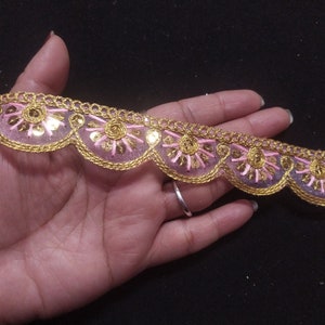 Op maat gesneden Indiase roze en gouden kleurversiering, roze rand, goudroze rand, geborduurde rand, netstofversiering, naaiversiering, Sariversiering, paillettenversiering.