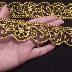 Durch Yards Indisches Gold und schwarze Farbe Netz gestickte Perlen Fransen Design Band Spitzenbesatz Verwendet in verschiedenen Designing In Multi Artefakte.