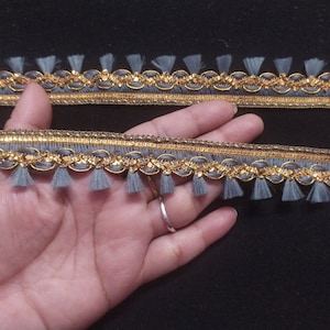 op maat gesneden Indiase grijze en gouden kleurversiering, grijze kwastjesversiering, grijze Sari-versiering, bruiloftversiering, Indiase bruiloftversiering, naaiversiering, ambachtelijke trim.