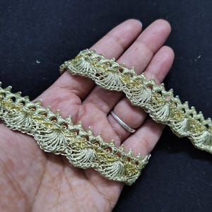 Op maat gesneden Indisch beige goudkleur gesneden werk met de hand gemaakt franjelint, gordijnafwerking, handtaslint Saree-rand, lampdecorafwerking