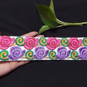op maat gesneden Indiase meerkleurige roze, groene en paarse kleurversiering, bloemdessin, meerkleurige afwerking, bruiloftssari-versiering, naairandafwerking.