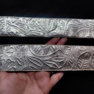Por jardas guarnição de cor prateada metálica indiana, guarnição de jacquard floral prensado, guarnição de sari prateado, guarnição de atacado, guarnição de costura, borda de tecido.