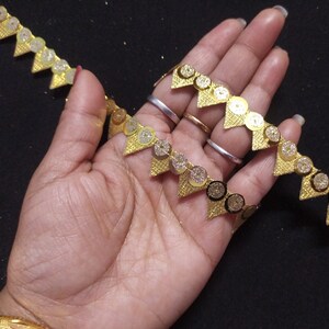 Dit is Indiase metallic gouden kleurversiering, paillettenrand, gouden rand, groothandelversiering, gouden sari-versiering, gouden rand, gouden kostuumversiering.