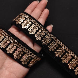 Por jarda, acabamento dourado e preto, acabamento em sari preto, acabamento em sari de veludo preto, acabamento em lantejoulas douradas, acabamento em costura, acabamento em atacado, borda em tecido preto.