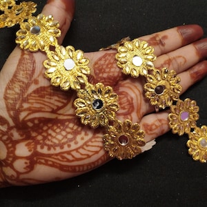 op maat gesneden Indiase metallic gouden kleurversiering, gouden bloemenversiering, gouden appliquéversiering, gouden sariversiering, groothandelversiering, sariversiering, spiegelversiering.
