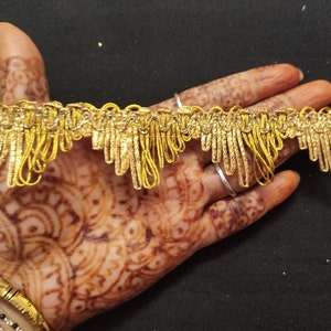 Garniture indienne de dentelle de ruban de conception de franges de travail tissée de couleur or métallique par mètre utilisée dans différentes conceptions dans plusieurs artefacts