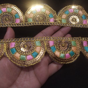 Op maat gesneden Indiase gouden en meerkleurige trim, gouden trim, multi- en gouden kleurrand, groothandel trim, roze groen blauwe trim, gouden franje trim.