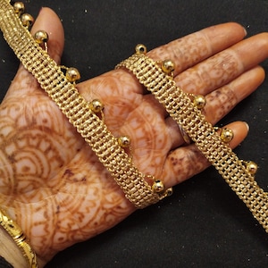 Op maat gesneden Indiase metallic gouden kleurversiering, netgeweven afwerking, kralen Sari-versiering, Indiase Sari-versiering, gouden Sari-versiering, versieringsrandversiering.