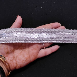 op maat gesneden Indiase metallic zilveren kleurversiering, zilveren paillettenversiering, zilveren sariversiering, huwelijksversiering, zilveren handgemaakte bekleding, zilver geweven randkant.
