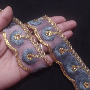 Op maat gesneden Indiase grijze en gouden kleur Netgeborduurde kralen Fringe Design Ribbon Lace Trim gebruikt in verschillende ontwerpen in meerdere artefacten.
