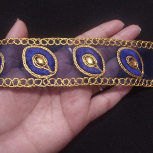 op maat gesneden Indisch blauwe en gouden kleur net geborduurde bloemen kralen ontwerp lintversiering, blauwe sari-rand, bruiloftversiering, kostuumlint, rand.