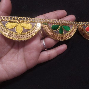 Franjas com lantejoulas florais: vieiras bordadas em ouro, design indiano