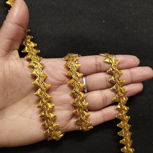 Guarnição de cor dourada metálica indiana de 9 jardas, guarnição de franja dourada, guarnição de design de trabalho com corte dourado, guarnição de sari dourado, guarnição de atacado, guarnição de tecido dourado.